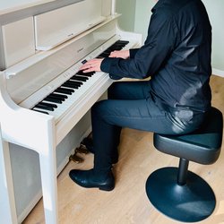 Busso am Klavier
